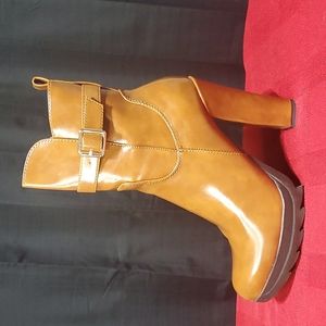 Shiny caramel heeled platform boot